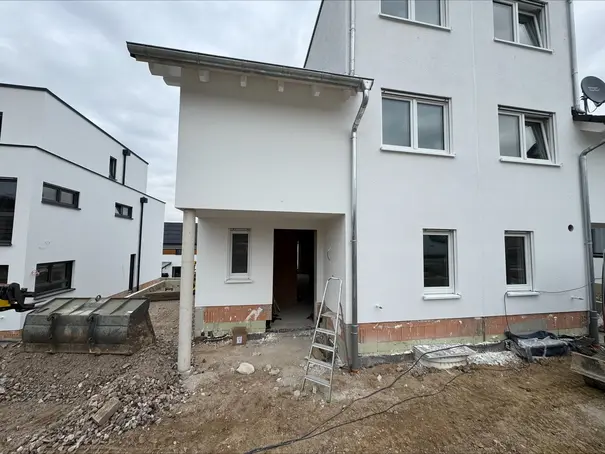 Neubau mit fertig montiertem Hauseingang und Fenstern